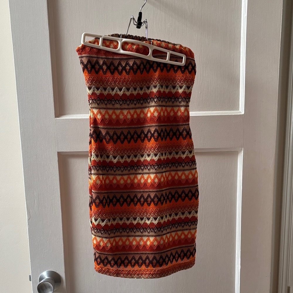 SHEIN Strapless Dress with Vibrant Zigzag Pattern